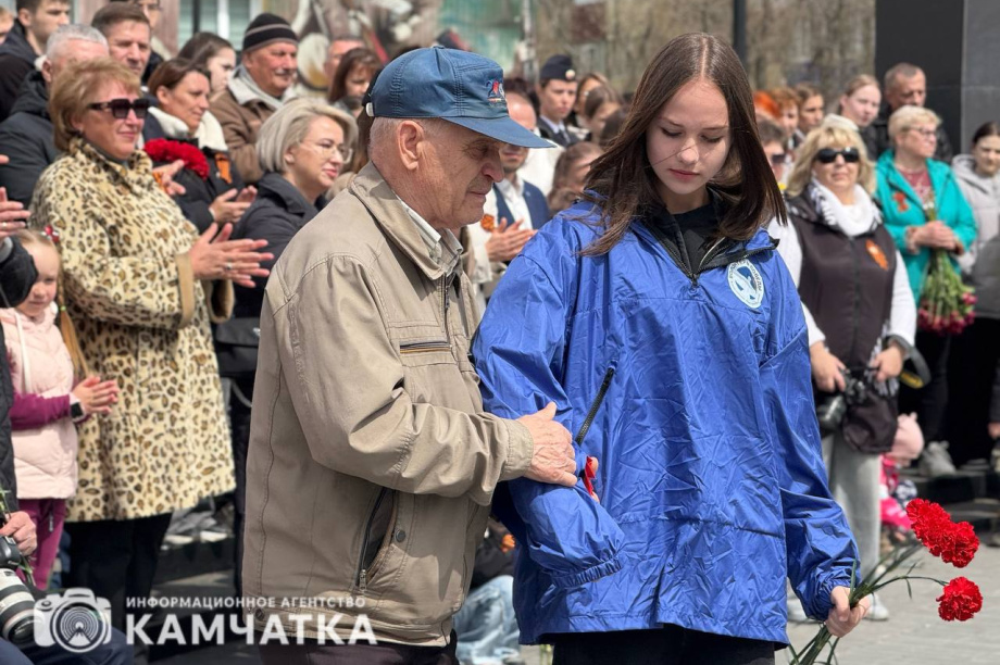 Камчатка почтила память героев Великой Отечественной возложением цветов. Фото: ИА "Камчатка". Фотография 18