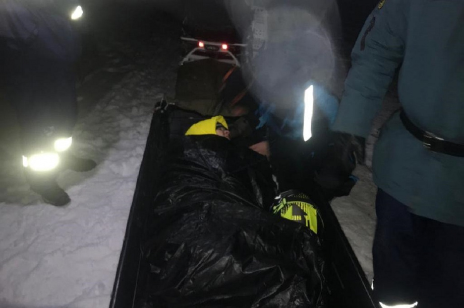 На Камчатке женщина получила травмы спины, упав со снегохода. Фото предоставлено пресс-службой краевого управления МЧС России. Фотография 3