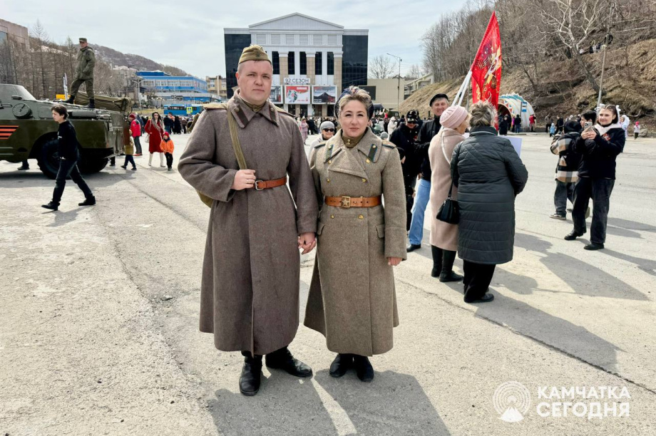 Отметить День Победы в центр Петропавловска-Камчатского пришли тысячи горожан. . Фотография 12