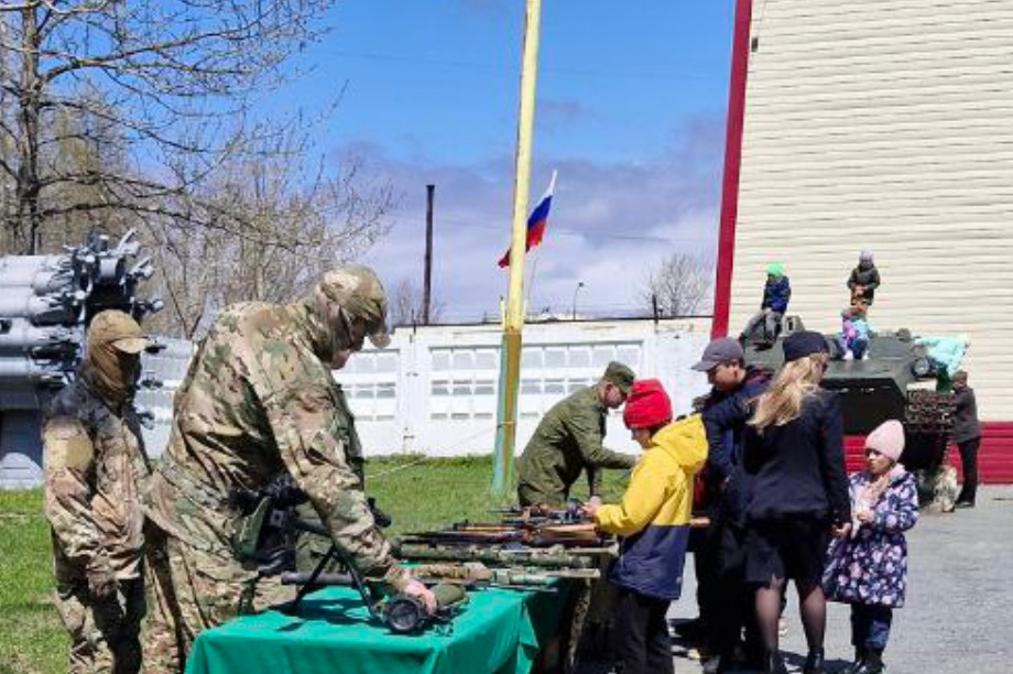 День Пограничника на Камчатке воины отметили построением на площади Дзержинского.  Фото: ПУ ФСБ РФ по Арктическому району. Фотография 3