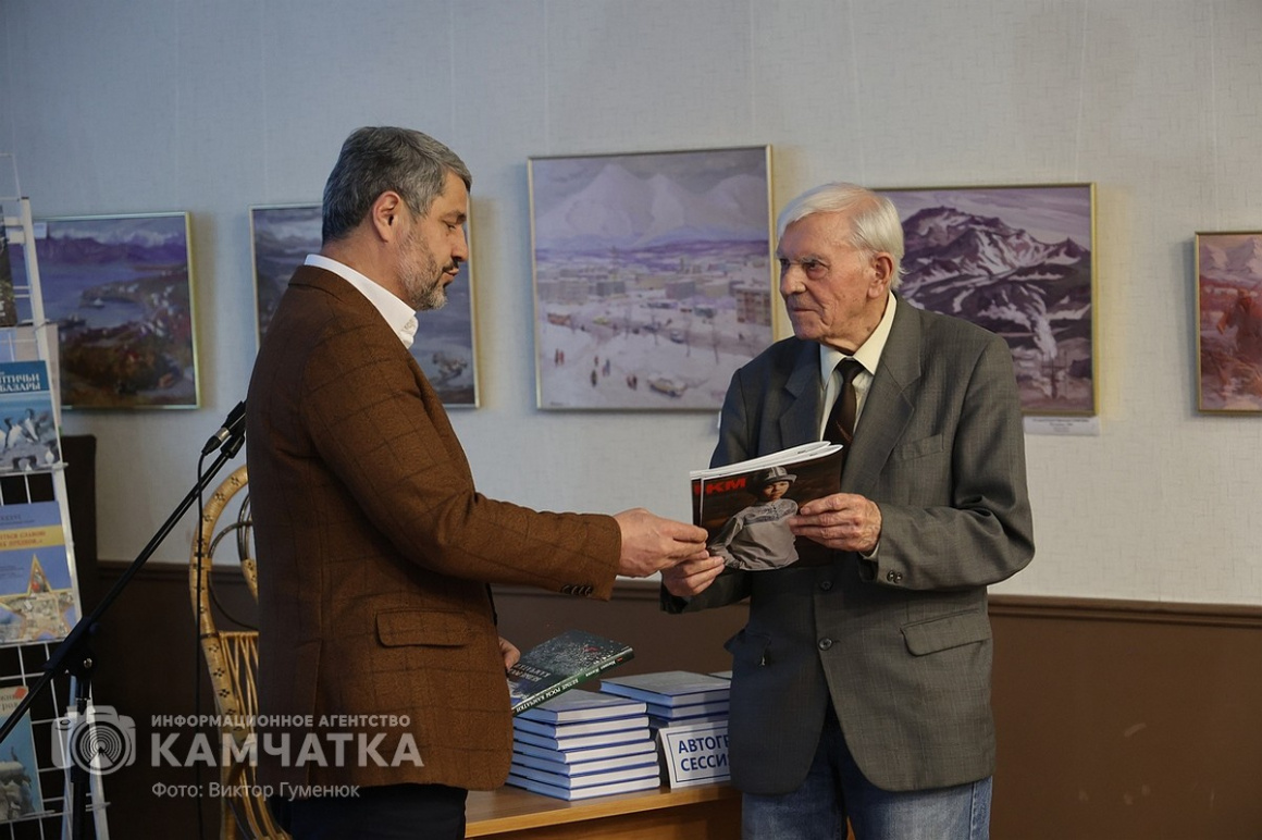 Камчатский журналист и писатель Михаил Жилин представил новую книгу. Фото: ИА «Камчатка» \ Виктор Гуменюк. Фотография 73