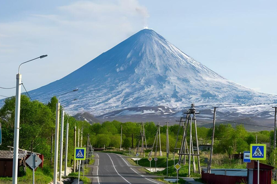 Извержение Ключевской сопки не угрожает населению. Фото: ТАСС/Елена Верещака