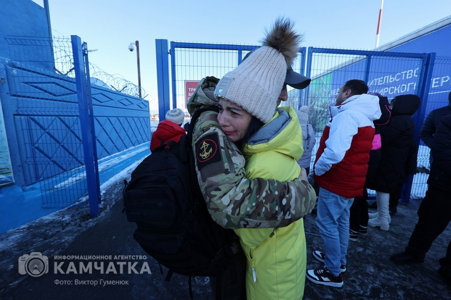 Это радость со слезами на глазах — самолёт с мобилизованными бойцами СВО прилетел на Камчатку. Фото: Виктор Гуменюк . Фотография 45
