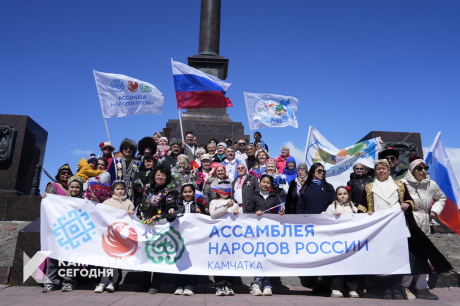 Тысячи камчатцев вышли на первомайское шествие на площади Ленина (фоторепортаж). Фото: ИА «Камчатка». Фотография 43