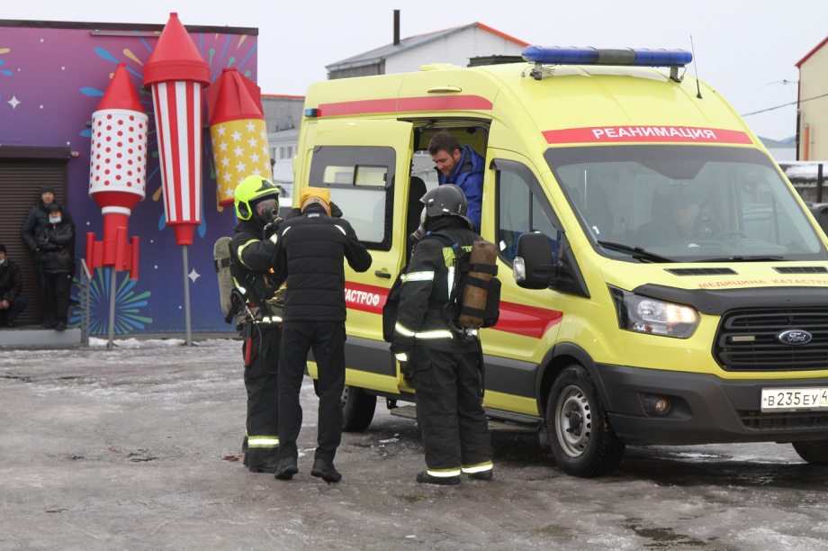Пожарные на Камчатке тренировались выводить людей из горящего торгового центра. Фото: ГУ МЧС России по Камчатскому краю. Фотография 2