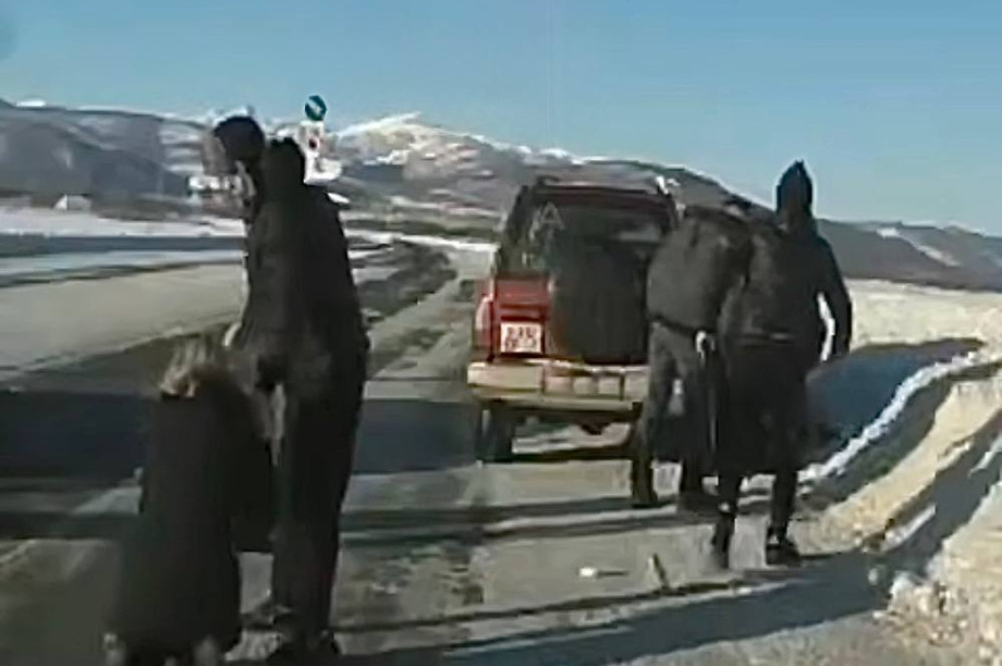 Поножовщиной и переломами закончилась массовая драка на «шуманинском» перекрестке на Камчатке. Фото: скриншот с видео из соцсетей