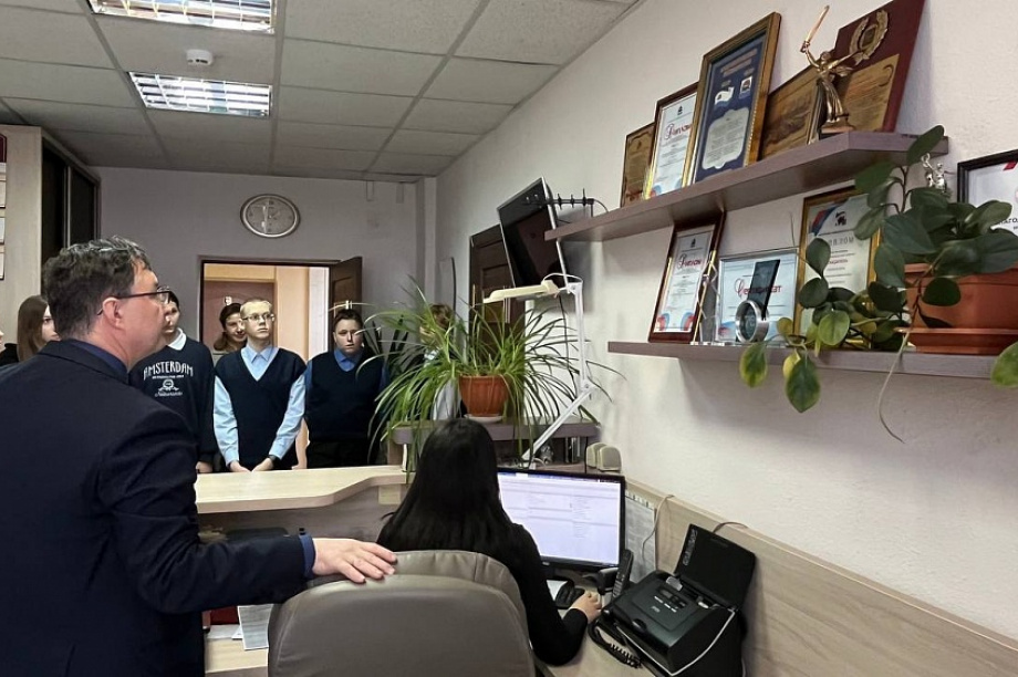 Школьники из Петропавловска-Камчатского сходили в гости к городским  депутатам. Фото: дума ПКГО. Фотография 2