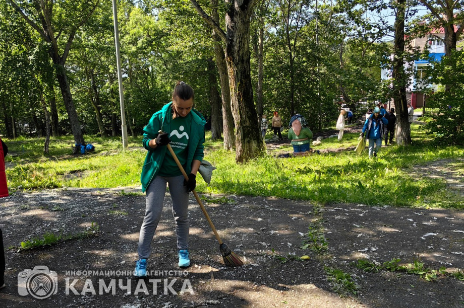 Молодежный субботник прошел в детском парке Петропавловска. фото: ИА "Камчатка". Фотография 27