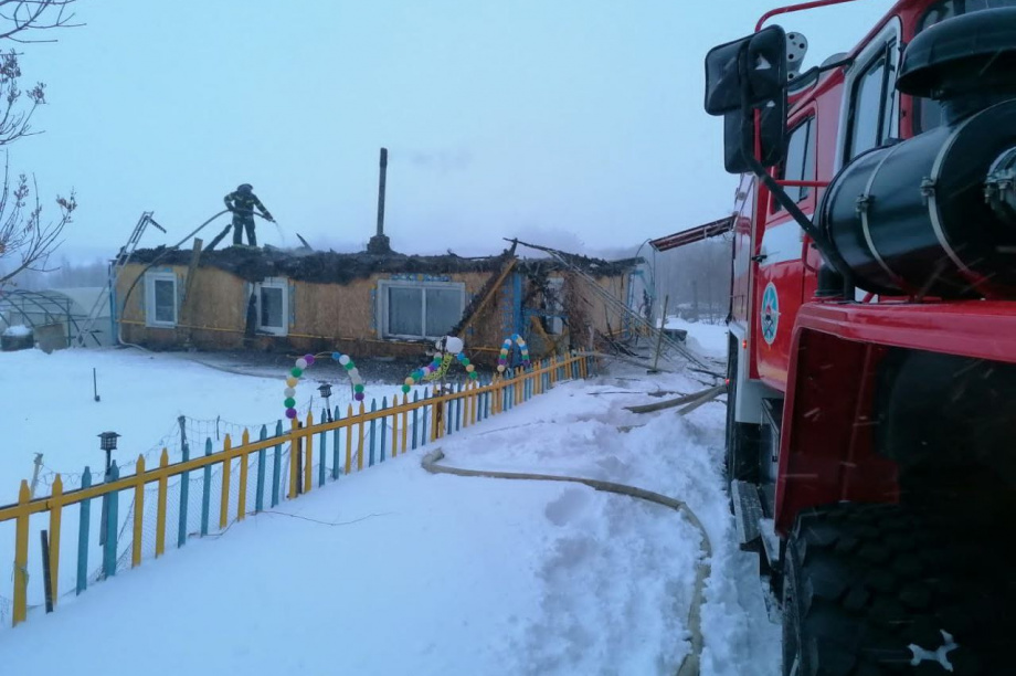 Пожар оставил без крыши частный дом в камчатском поселке. Фото: КГКУ «ЦОД». Фотография 1