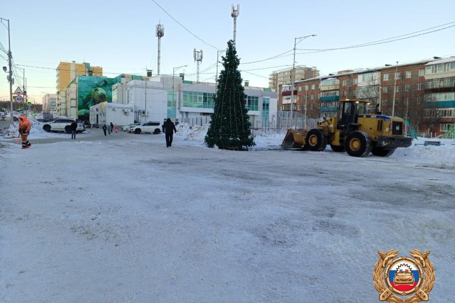 Полицейские на Камчатке разобрали опасную детскую горку, ведущую прямо на дорогу. Фото: Госавтоинспекция Камчатского края