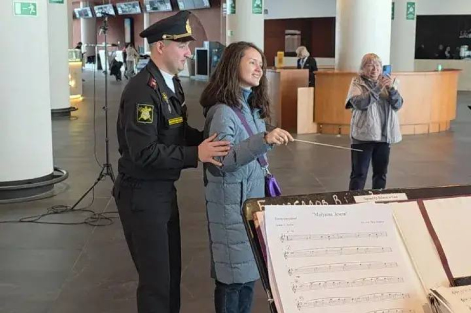 Импровизированный концерт прошел в главном аэропорту Камчатки к 8 марта. . Фотография 9