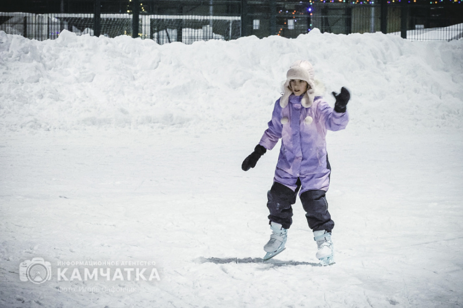 В столице Камчатки открылись катки (фоторепортаж). Фото: «Камчатка Сегодня» \ Игорь Сафончик. Фотография 16