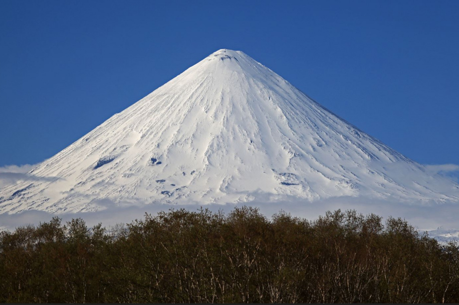Ключевской вулкан начал извергаться на Камчатке. Фото: Юрий Демянчук