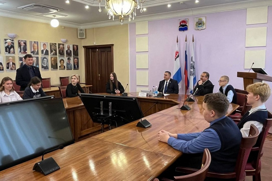 Школьники из Петропавловска-Камчатского сходили в гости к городским  депутатам. Фото: дума ПКГО. Фотография 1
