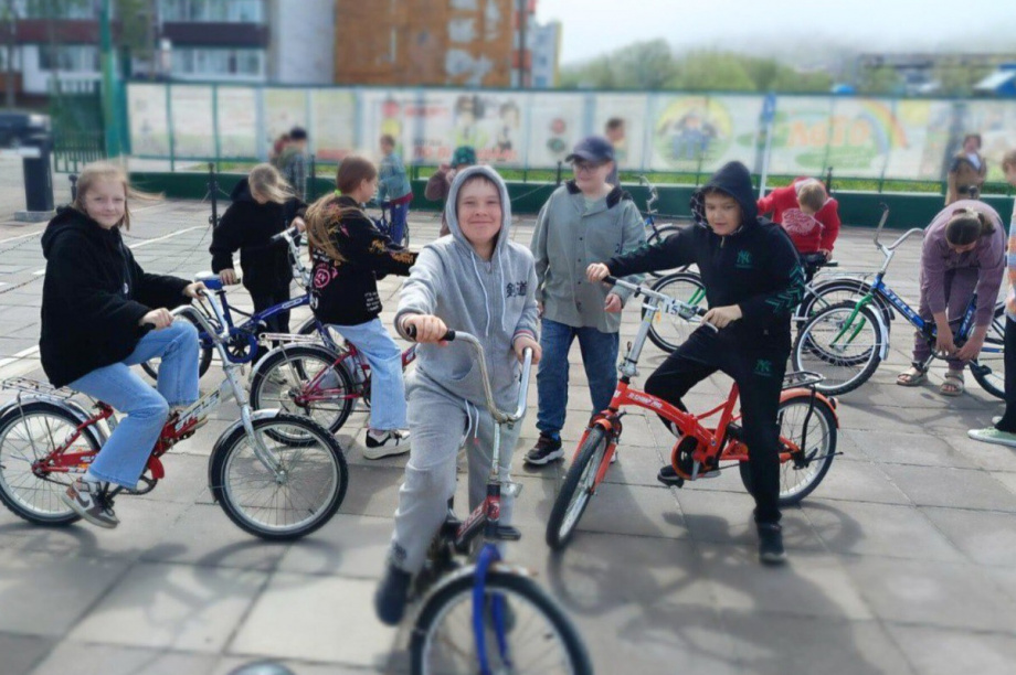 Воспитанники пришкольных лагерей изучают ПДД в «Автогородке» в Петропавловске-Камчатском,. Фото: Управление образования ПКГО. Фотография 2