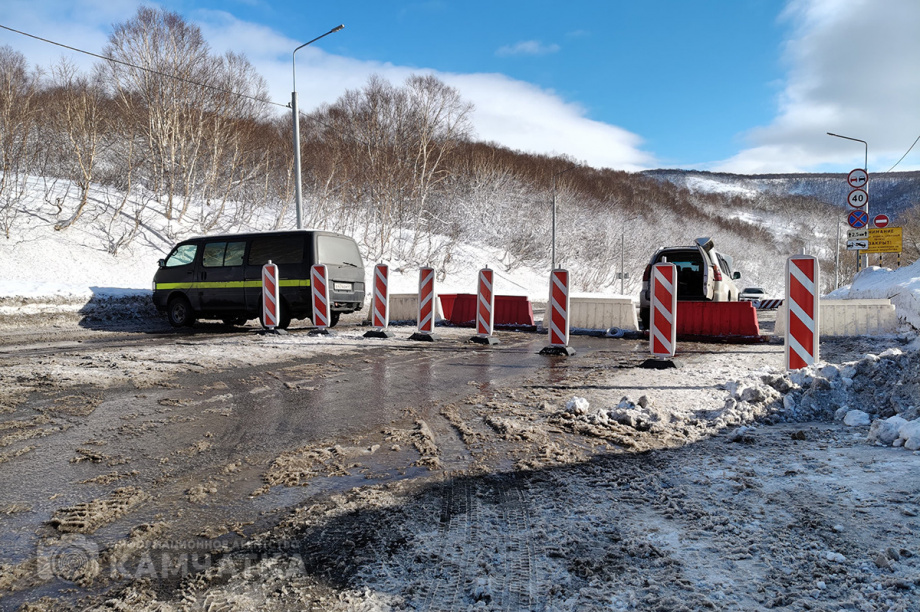 В Петропавловске-Камчатском полностью закрыт проезд через улицу Высотную. Фото: Артем Безотечество. Фотография 2