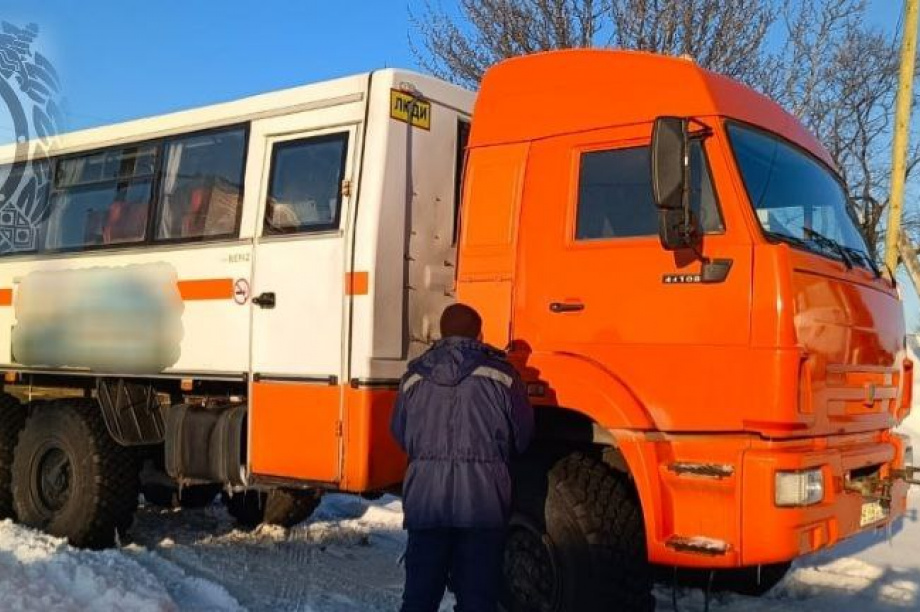 Дорожные полицейские на Камчатке поймали «бесправного» водителя пассажирской вахтовки. Фото: Госавтоинспекция Камчатского края