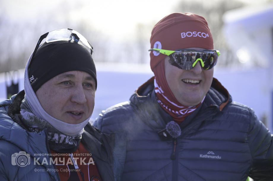 Лыжня России 2026 на Камчатке: полторы тысячи участников объединились на старте. Фото: «Камчатка Сегодня» \ Игорь Сафончик. Фотография 82