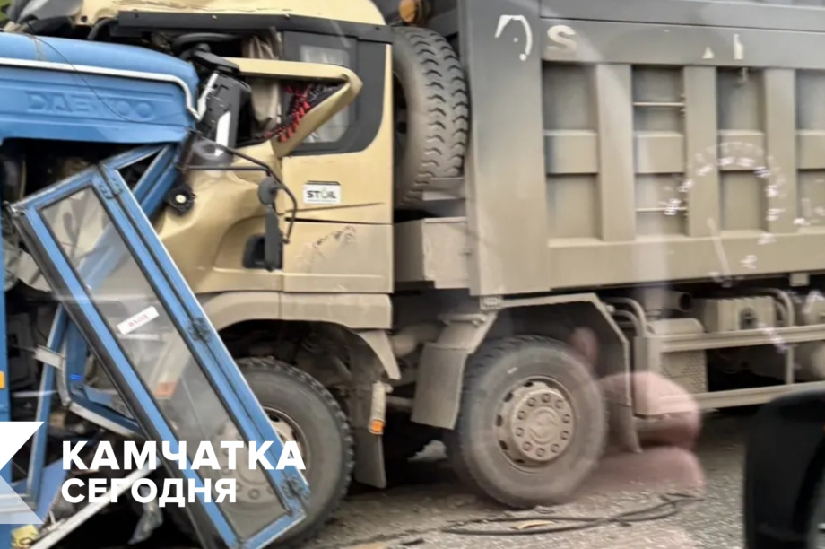 В Петропавловске грузовик и автобус столкнулись на участке дорожных работ. . Фотография 1