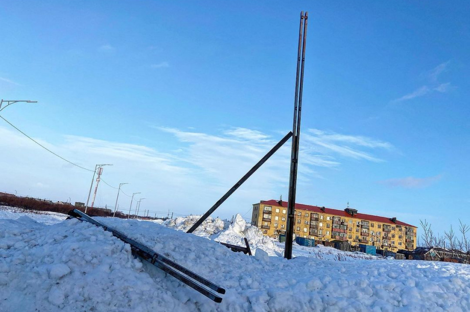 Опоры ЛЭП упали в Усть-Камчатске из-за циклона. Фото: информационный медиацентр . Фотография 2