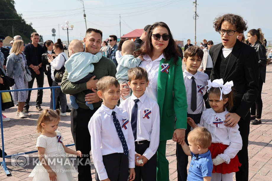 Триколор на главной площади Петропавловска-Камчатского - главный герой и триумфатор  . Фото: ИА «Камчатка» \ Виктор Гуменюк. Фотография 6