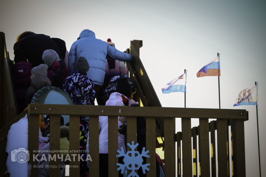 В Петропавловске-Камчатском продолжаются новогодние развлечения (фоторепортаж). Фото: «Камчатка Сегодня» \ Игорь Сафончик. Фотография 35