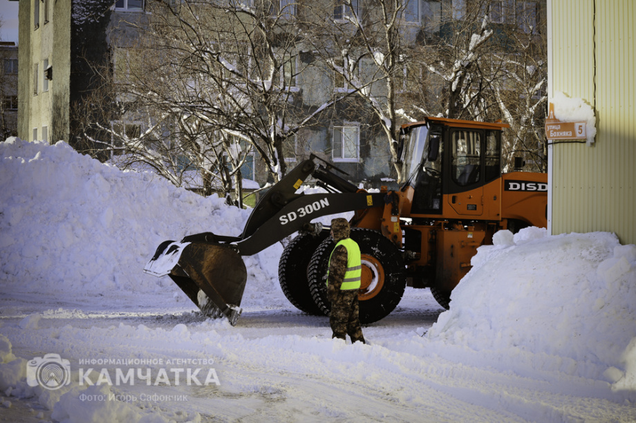 Коммунальные службы Камчатки продолжают бороться со снежными завалами (фоторепортаж). . Фотография 10