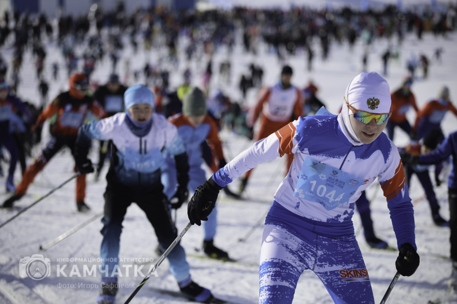 Лыжня России 2026 на Камчатке: полторы тысячи участников объединились на старте. Фото: «Камчатка Сегодня» \ Игорь Сафончик. Фотография 32