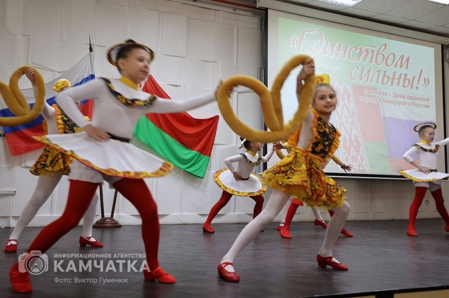 Праздничная программа «Единством сильны!» (фоторепортаж из библиотеки им. С.П. Крашенинникова). Фото: ИА «Камчатка» \ Виктор Гуменюк. Фотография 27