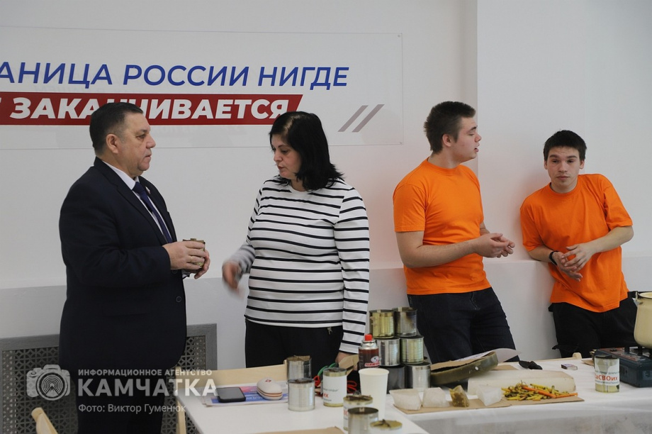 Штаб общественной поддержки открыт в краевой столице Камчатки. Фото:Виктор Гуменюк. Фотография 31
