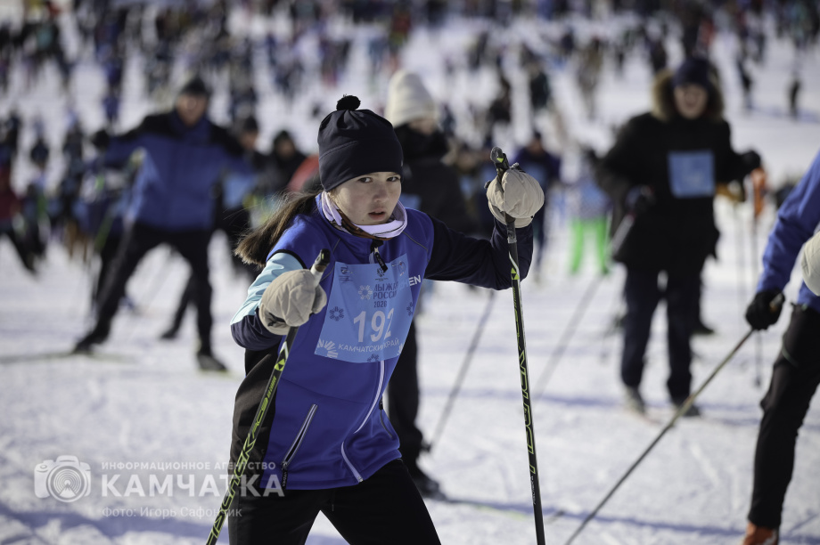 Лыжня России 2026 на Камчатке: полторы тысячи участников объединились на старте. Фото: «Камчатка Сегодня» \ Игорь Сафончик. Фотография 35