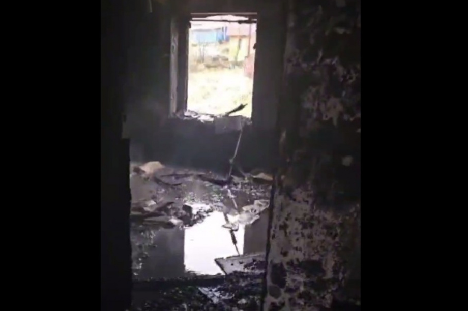 Расселенный трехэтажный дом в Петропавловске на Камчатке тушили 13 человек. фото: скриншот с видео