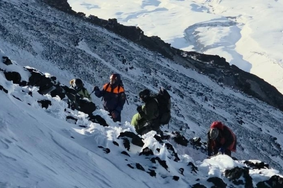 Спасатели МЧС водрузили флаг на вершине Ключевской Сопки на Камчатке. Фото: ГУ МЧС России по Камчатскому краю. Фотография 6