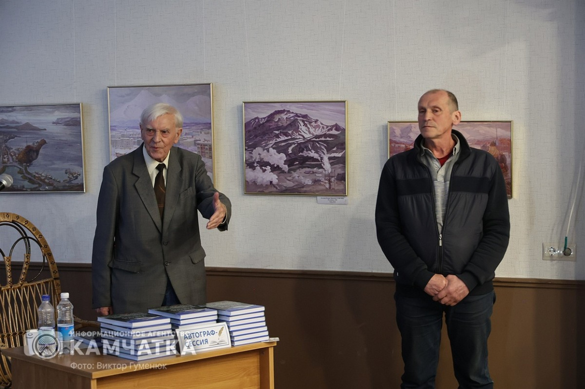 Камчатский журналист и писатель Михаил Жилин представил новую книгу. Фото: ИА «Камчатка» \ Виктор Гуменюк. Фотография 67