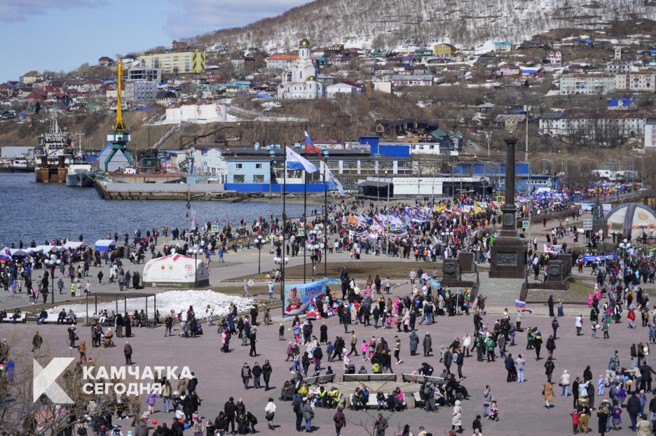 Тысячи камчатцев вышли на первомайское шествие на площади Ленина (фоторепортаж). Фото: ИА «Камчатка». Фотография 32