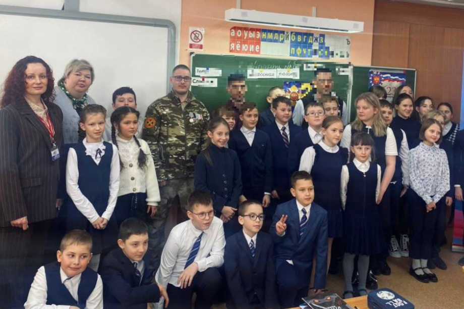Камчатские ветераны СВО и координаторы фонда «Защитники Отечества» проводят уроки мужества в школах. Фото: t.me/zachitnikikamchatka. Фотография 3