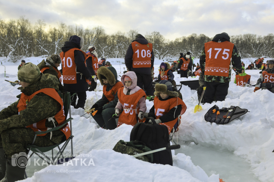 «Зубарь — 2026» в Елизово: меньше рыбы, больше азарта! (фоторепортаж). На фото Анна, призёр зимнего фестиваля «Зубарь-2026». Фотография 21