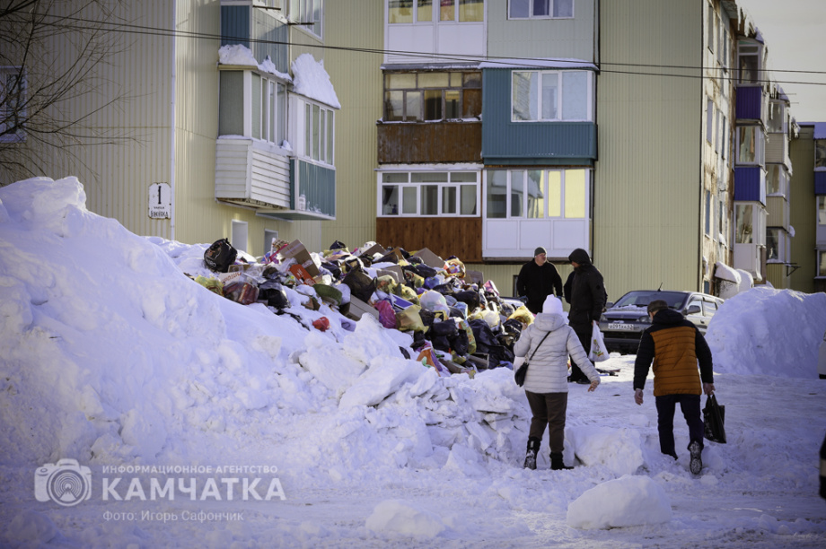 Коммунальные службы Камчатки продолжают бороться со снежными завалами (фоторепортаж). . Фотография 9