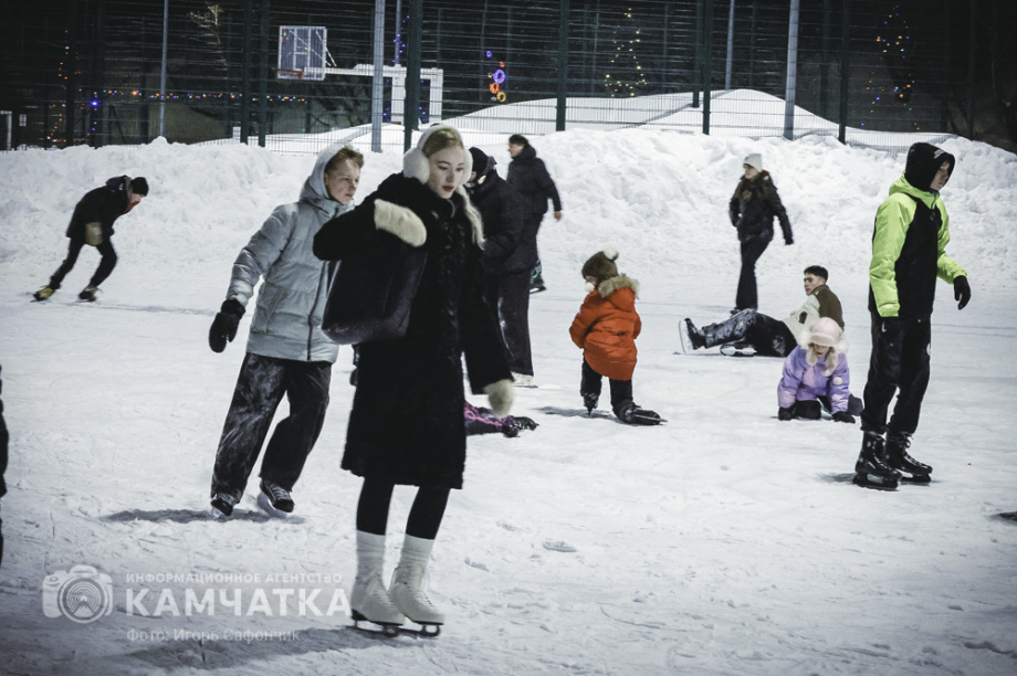 В столице Камчатки открылись катки (фоторепортаж). Фото: «Камчатка Сегодня» \ Игорь Сафончик. Фотография 19