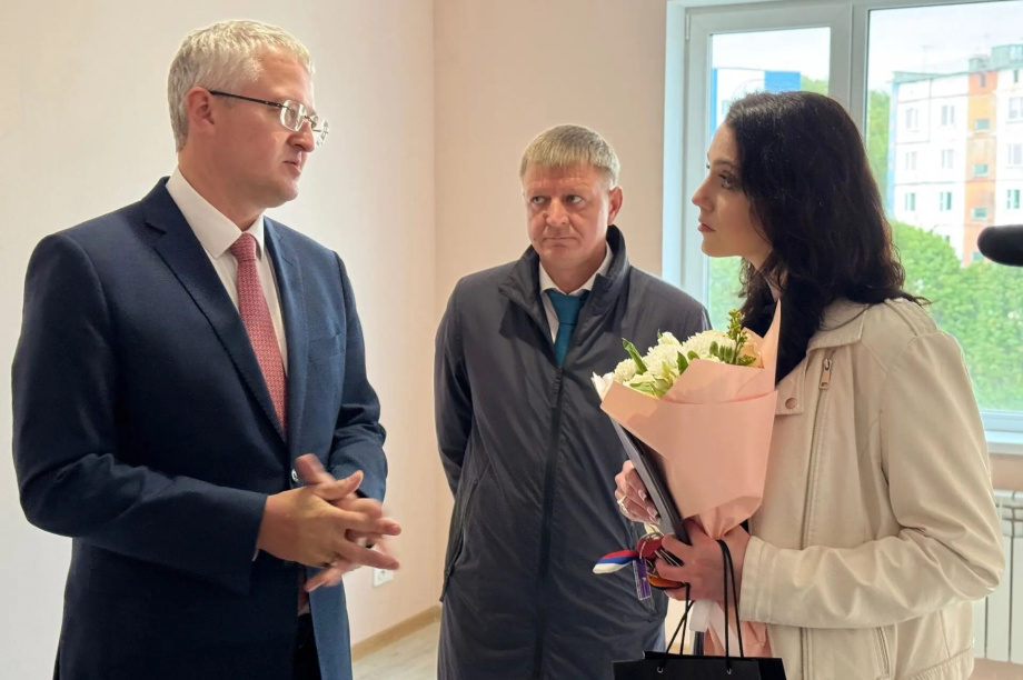 Сироты и дети без попечения родителей получили квартиры в новом доме. kamgov.ru. Фотография 2