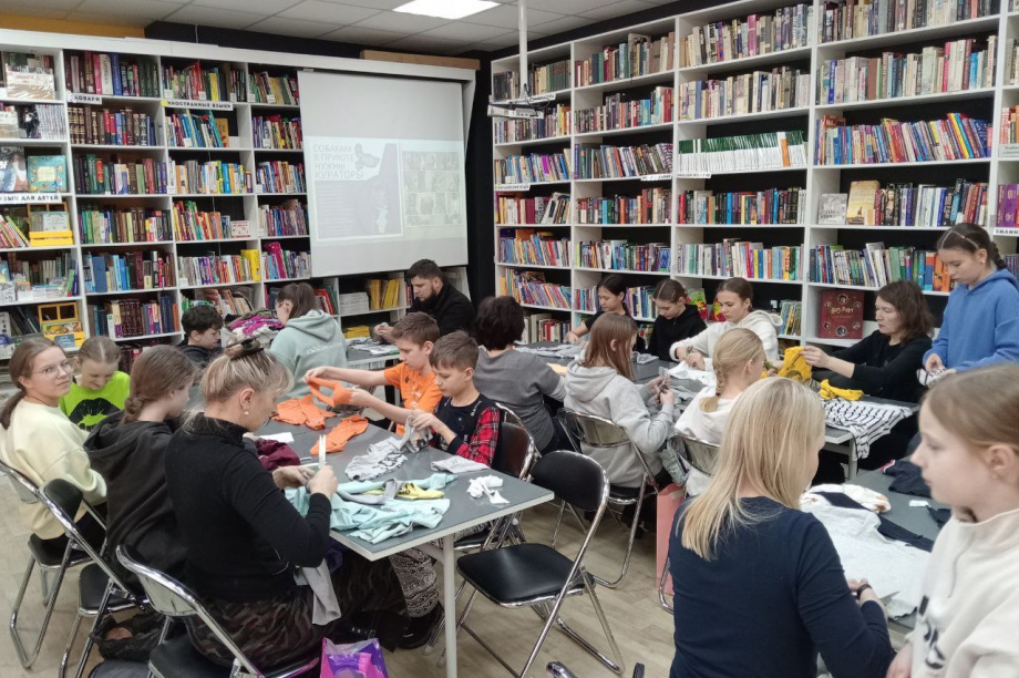 Собакам из камчатского приюта подарили игрушки и лакомства. Фото: Центральная библиотека Елизово. Фотография 3