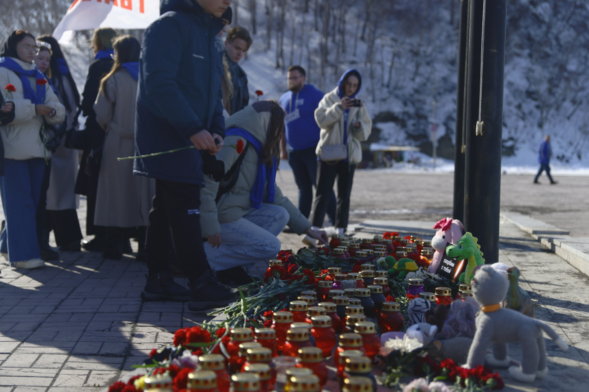 Цветы несут жители Камчатки к стихийному мемориалу в центре Петропавловска-Камчатского. Фото: ИА «Камчатка» \ Виктор Гуменюк \ региональное отделение «МГЕР». Фотография 11