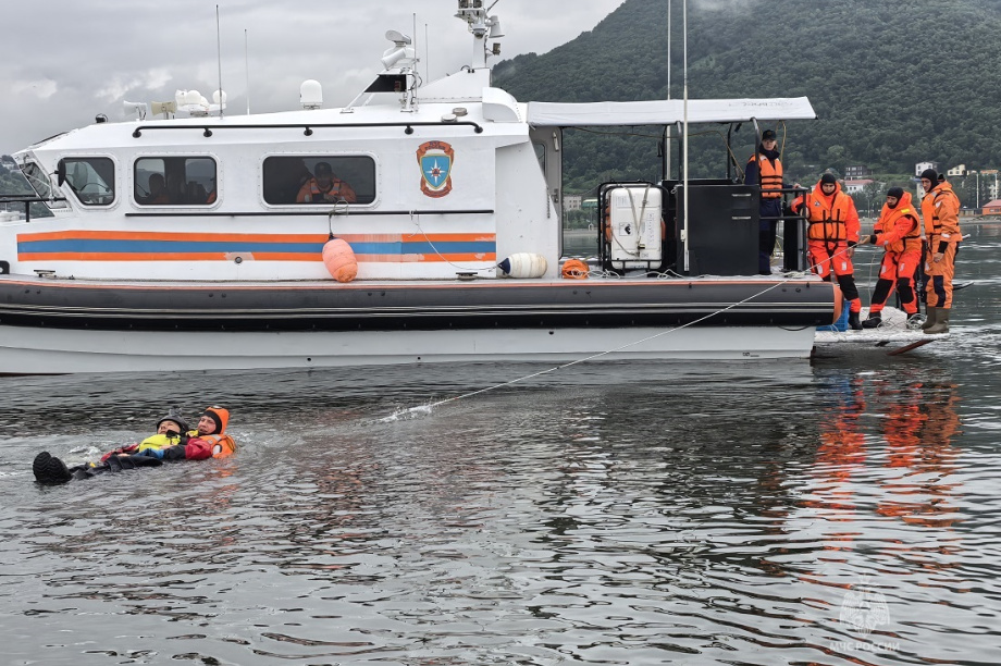 На Камчатке прошли учения по спасению каякеров в холодной воде. Фото: ГУ МЧС России по Камчатскому краю. Фотография 2