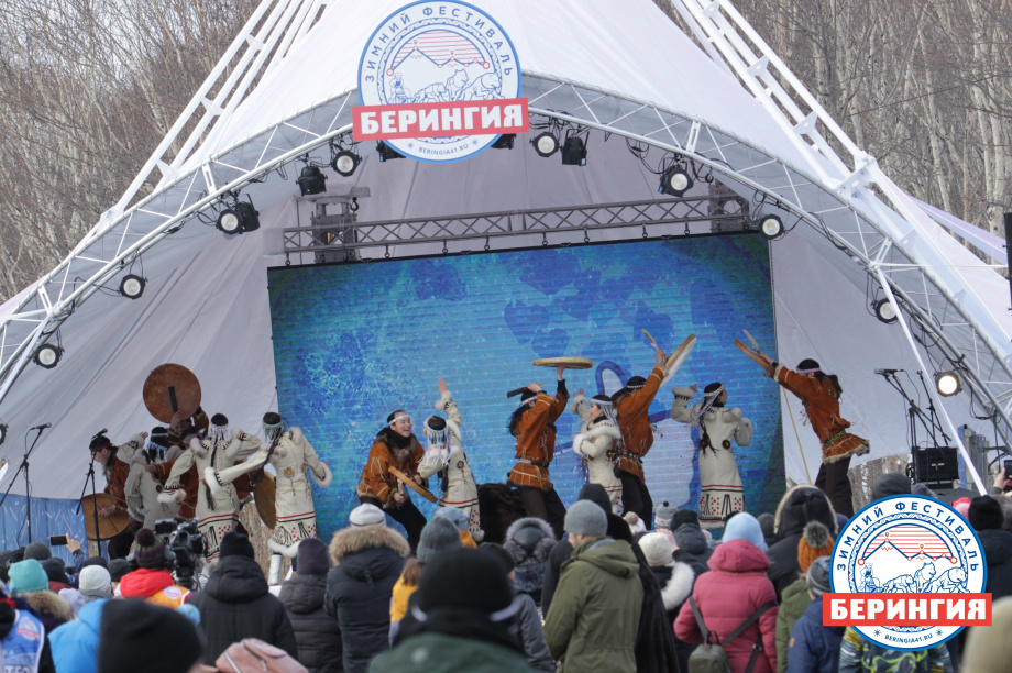 На открытии зимнего фестиваля «Берингия-2021» выступают творческие коллективы Камчатки. Фото: Виктор Гуменюк. Фотография 3