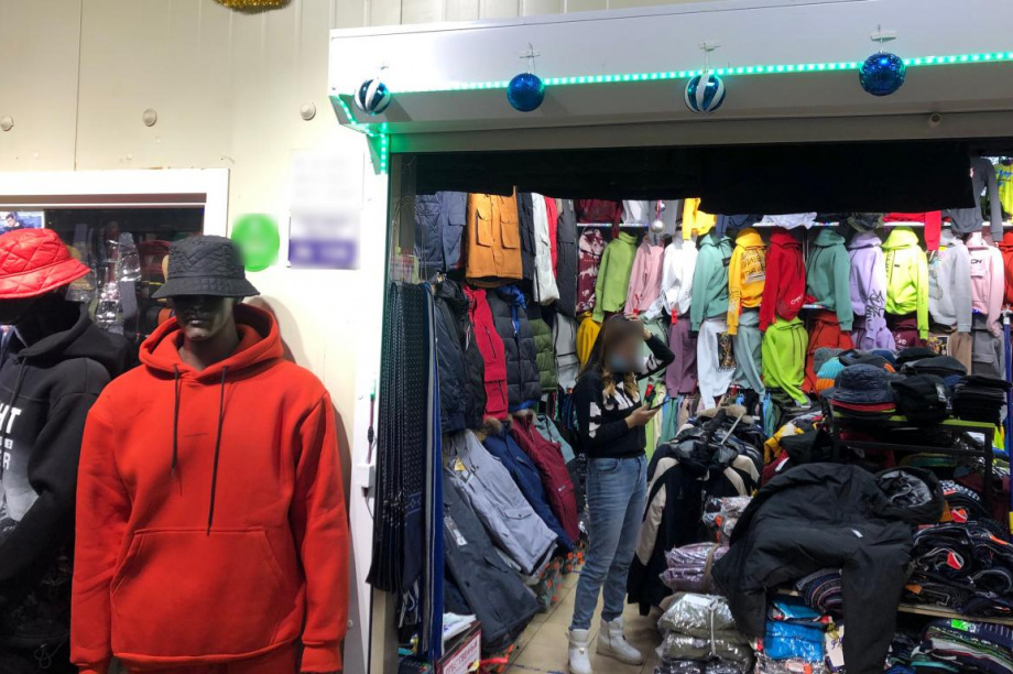 Контрафактную одежду нашли полицейские на рынке в Петропавловске. Фото: УМВД. Фотография 1