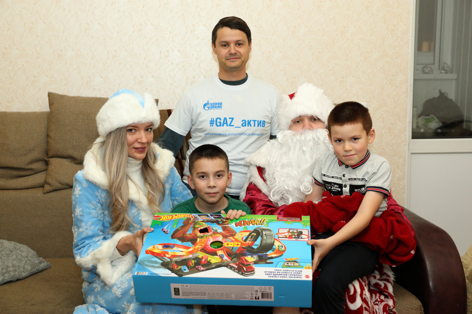 Детям на Камчатке привезли подарки ноябрьского Деда Мороза. Фото: ООО «Газпром добыча Ноябрьск» . Фотография 2