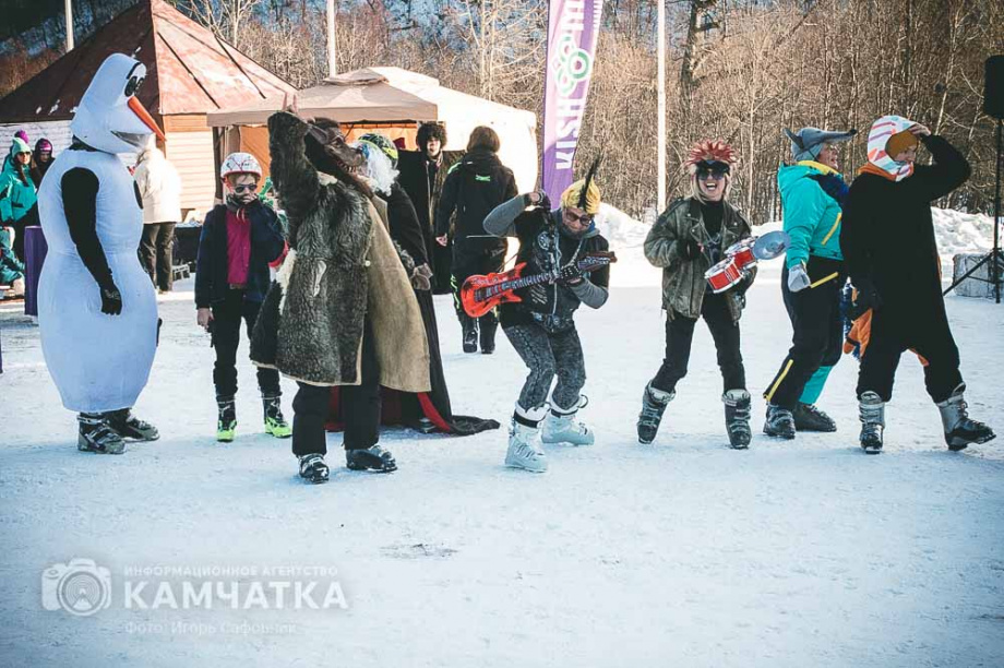 Горнолыжники устроили карнавальный заезд на «Морозке» в Елизово. Фото: ИА «Камчатка». Фотография 30