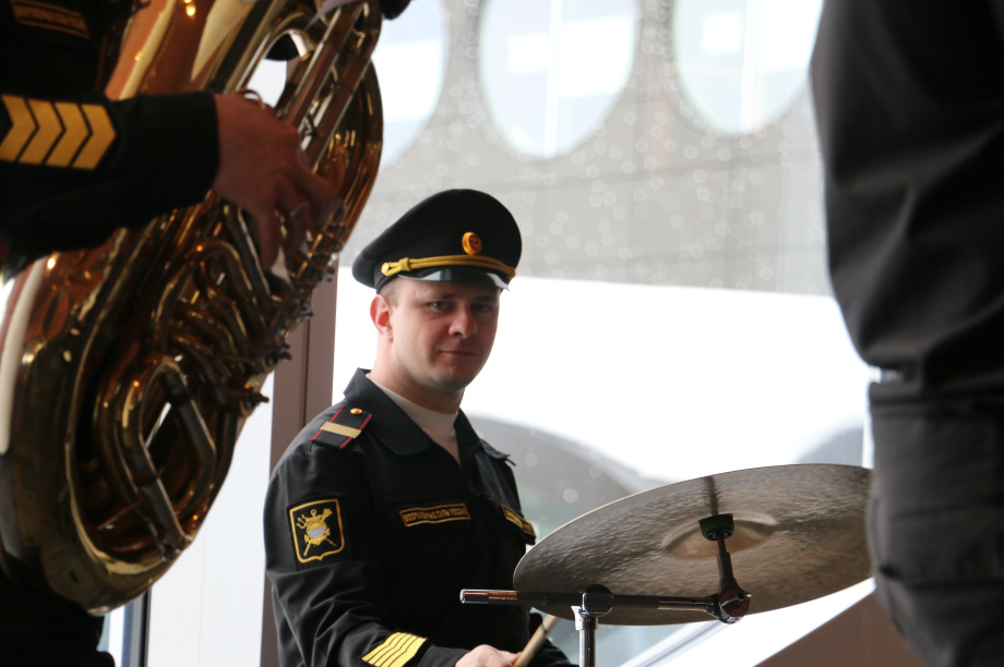 Импровизированный концерт прошел в главном аэропорту Камчатки к 8 марта. . Фотография 2