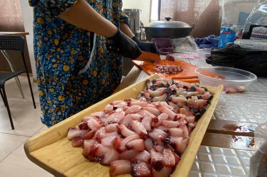 Гостей корякского праздника “Хололо” на Камчатке угостили национальными деликатесами. Фото: тг-канал "Камчатский Север". Фотография 2