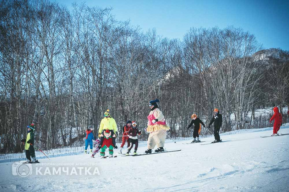 Горнолыжники устроили карнавальный заезд на «Морозке» в Елизово. Фото: ИА «Камчатка». Фотография 3